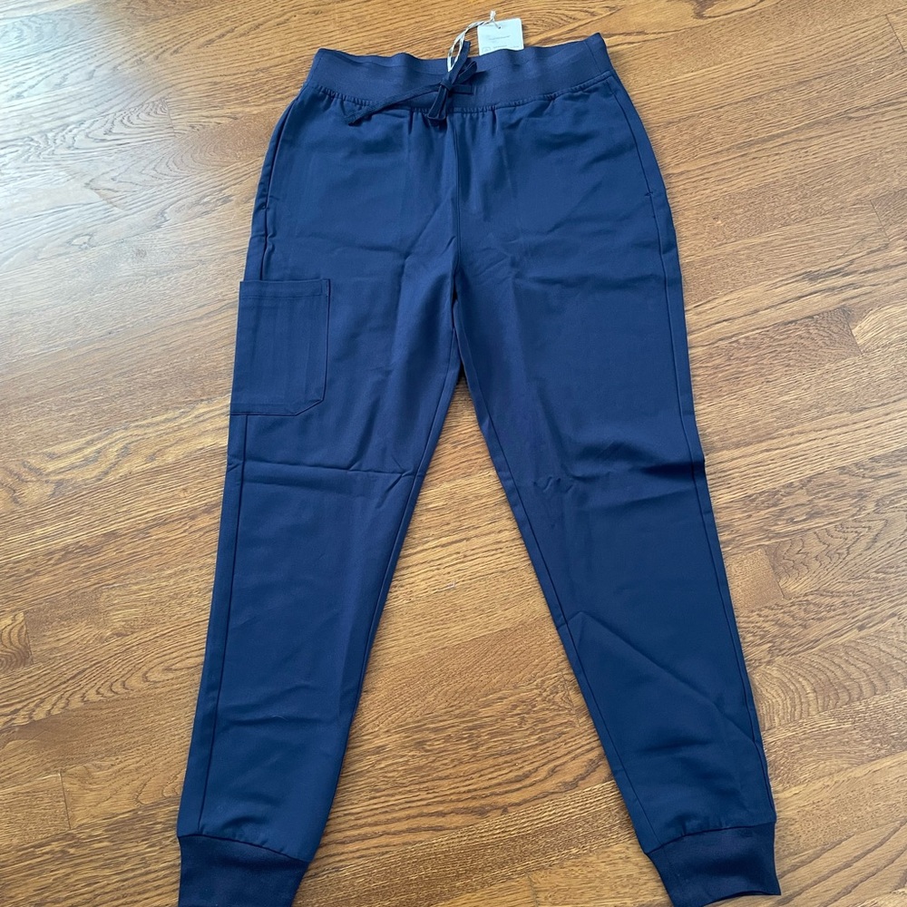 Women's Scrubs - Picture 2 of 3